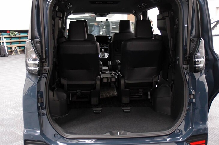トヨタ・ヴォクシーS-Z＜7人乗り／ハイブリッド車＞（3列目シートをはね上げた状態の荷室）