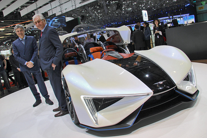 筆者の求めに応じてターンテーブルに乗ってくれた、ジョルジェット・ジウジアーロ（中央）とファブリツィオ・ジウジアーロ（左端）の親子。中国のテックルールズ社が公開した写真のハイパーEV「GT96」は、ジウジアーロ父子の新会社がデザインを担当した。