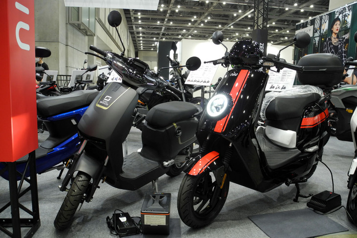 「スーパーソコCUX」（左）と「ニウNQi GT」（右）。