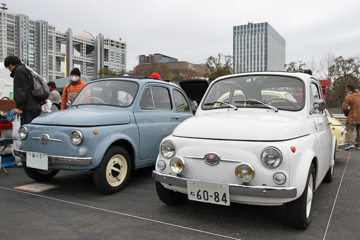 2代目「フィアット500」のワンメイククラブであるフィアット500オーナーズクラブ。左側の1967年「フィアット500F」には、新車からであろう「品川5」ナンバーが付いている。