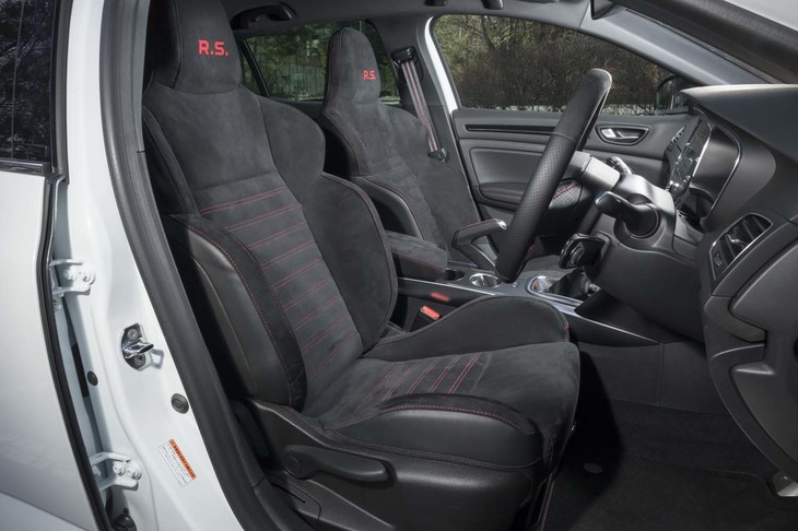 シート表皮には滑りにくいアルカンターラを採用。座面と背もたれに横方向のステッチが施されている。