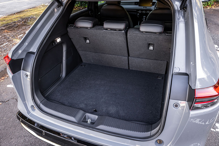 後席使用時の荷室の様子。荷室の最大幅は1315mm、荷室長は後席使用時が765mm、後席格納時が1680mmとなる。床下のサブトランクを含めた荷室容量は335リッターと発表されている。