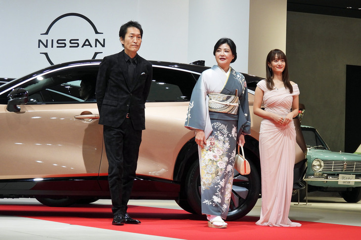 写真向かって左から、タレントの千原ジュニアさん、伊藤かずえさん、谷まりあさん。