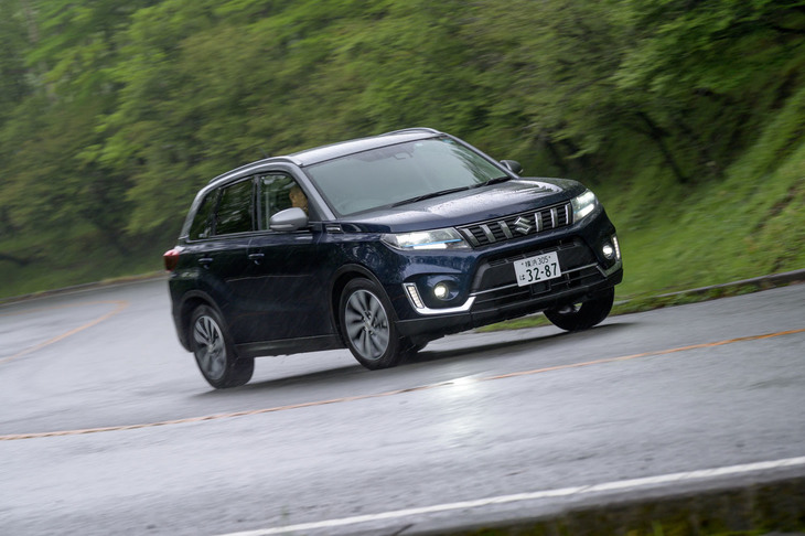 ハイブリッドシステムを搭載した「エスクード」の車両重量は1320kg。改良前のターボ車は1220kgだったので、ちょうど100kg重くなった計算となる。