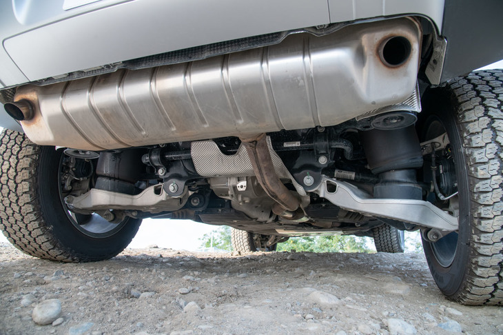 新型「ディフェンダー」には、「D7x」と呼ばれるアルミモノコックボディーと、前：ダブルウイッシュボーン、後ろ：マルチリンクの4輪独立懸架が採用されている。