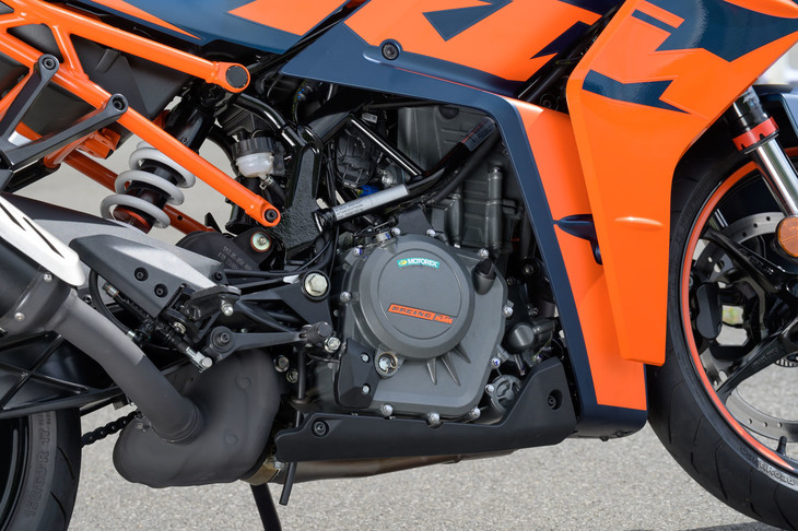 KTMの中型モデルではおなじみの、排気量373ccの水冷4ストローク単気筒DOHCエンジン。新設計のエアボックスにより最大トルクが増しており、それに合わせてマッピングも変更された。