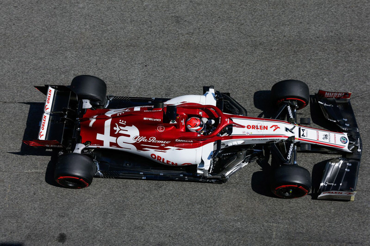 アルファ・ロメオのキミ・ライコネン（写真）が今季初めて予選Q2に進出し、14番グリッドを獲得。レースでもその順位のままゴールした。リザルト自体はパッとしないが、実はこのレースの37周目に、レース走行距離が8万3846kmに達し、フェルナンド・アロンソを抜き歴代最長距離記録を樹立していたのだ。現役最年長、40歳の元王者は、地球を優に2周してしまう距離を戦ってきたことになる。（Photo＝Alfa Romeo Racing）