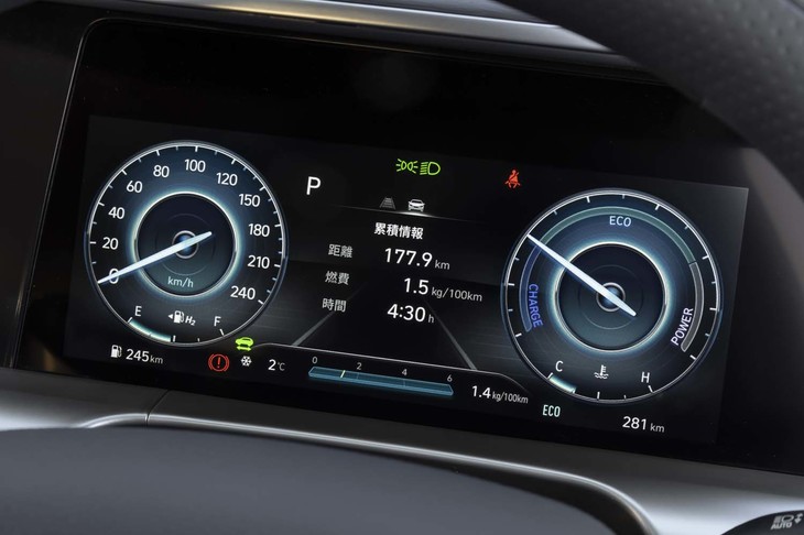 液晶メーターパネルの表示は4パターンあるが、どれも左右の2眼と中央のマルチインフォメーション画面を基本としたデザインになっている。その理由は……