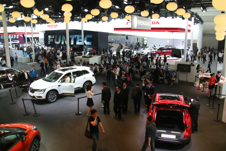 第14回北京モーターショーの会場。ルノーのブースをのぞむ。
