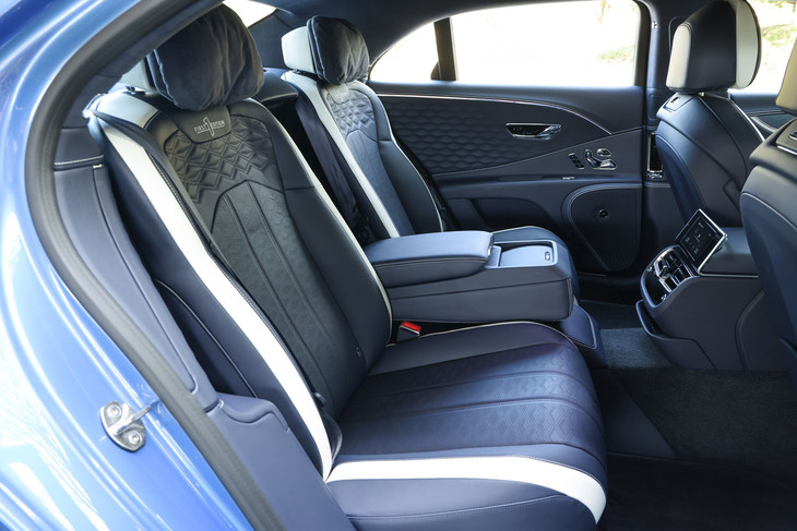 3人掛けとなる「フライングスパー スピード」の後席。ドアのインナーパネルには、フロントと同じく触感とデザインが特徴的な新意匠の「3Dレザーパネル」が採用される。