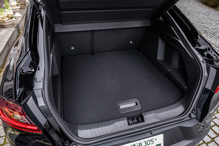 荷室容量は5人乗車の通常使用時が480リッター。床面は２段階に調整できる。上段にセット（写真）すると、荷室開口部や前方に倒した後席背もたれと床面がほぼ同じ高さになる。