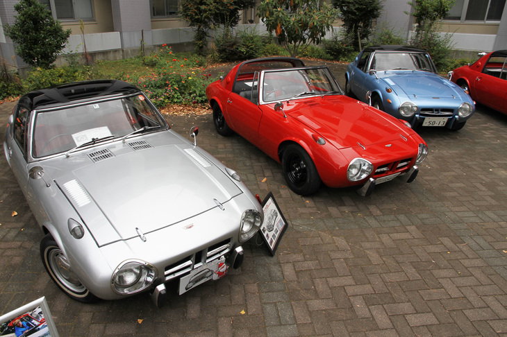 通称ヨタハチこと1965年にデビューした「トヨタ・スポーツ800」。手前のシルバーと隣の赤は前期型で、ブルーメタは1968年のマイナーチェンジ以降の後期型。純正色は当初は赤とシルバーの2色で、後期型からブルーメタが加えられた。つまり純正色はこれら3色だったのである。