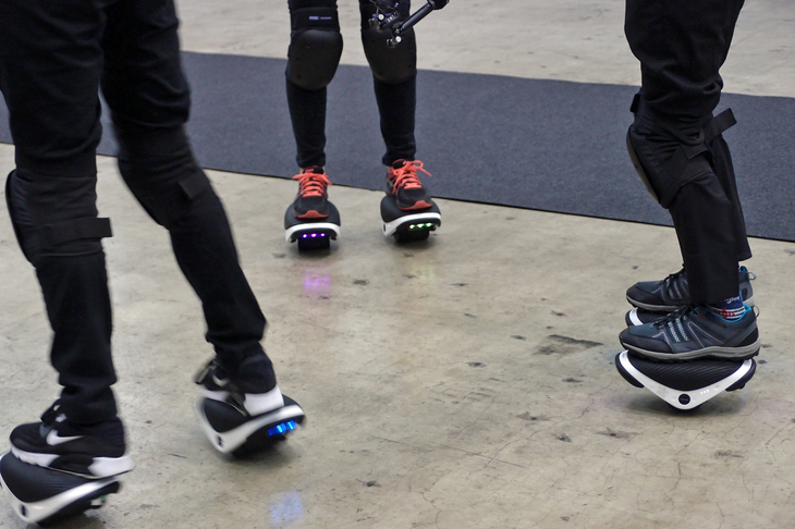 「ドリフトW1」の使い方は、それぞれに足を乗せるだけ。一度乗ってしまえば、本体は逆三角形の姿勢で自立するようになる。