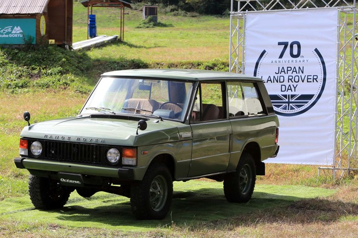 貴重な初代レンジローバー（1978年式）も展示。大勢の参加者のフォトスポットになっていた。