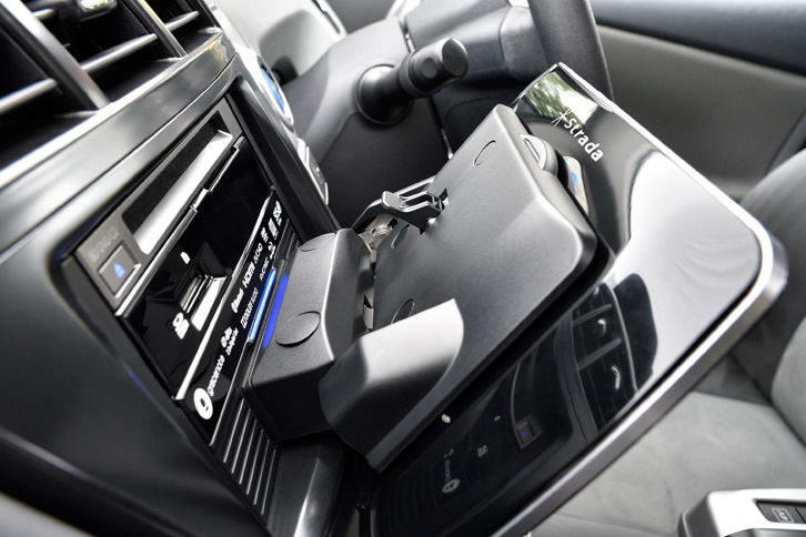 モニターの高さは写真中央にあるレバーでロックを解除すれば微調整できる。モニターの前後方向の調整はインストール時に設定。一度決めたらあとで変えるのは大変。