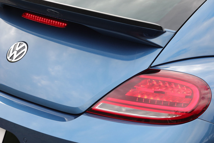 過去、限定車のみに採用された「VW」エンブレム内蔵型リアビューカメラを標準装備している。