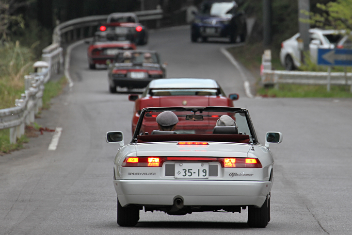「アルファ・ロメオSZ」を挟んで3台の「アルファ・ロメオ・スパイダー」が連なったスクーデリア・アルファ。