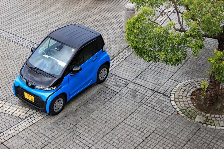 トヨタが開発した「シーポッド」は、従来のクルマに近い超小型の電気自動車。最高出力12.5PSで一充電あたりの最大航続可能距離は150kmと公表される。全車リース販売で、ラインナップされる2グレードの価格は165万円と171万6000円。