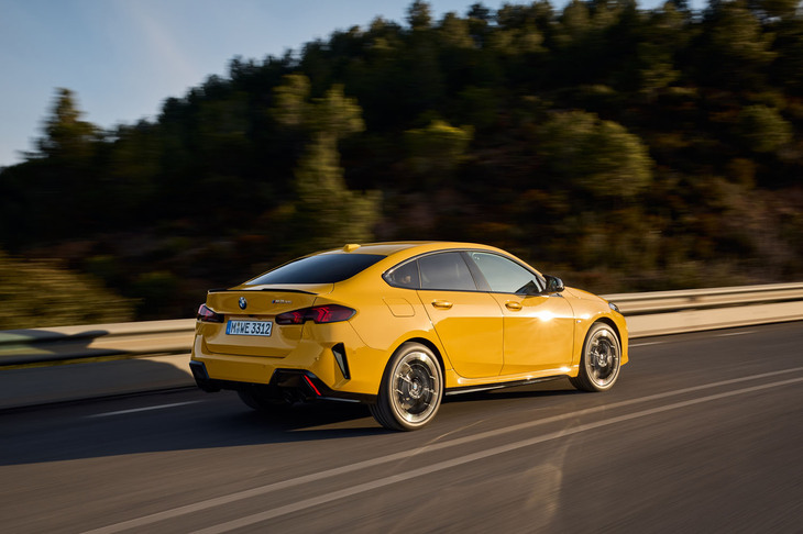 足まわりには「アダプティブMサスペンション」を装備。スポーツドライビングを楽しめるだけでなく、タウンライドでも快適な移動を味わえる。