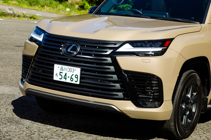 今回の試乗車は「LX700h“オーバートレイル＋”」（1590万円）。オフロードに特化したグレードで、外観では高輝度塗装のスピンドルグリルなどが特徴となっている。