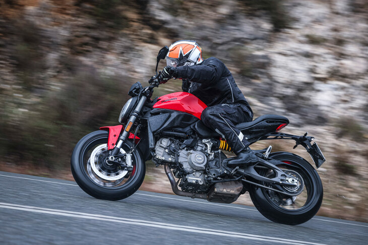 車体はアルミ製モノコックとトレリス構造のリアサブフレームの組み合わせ。高品質な足まわりもあって、機敏な走りと、自信をもってバイクを操れる操縦安定性を両立している。