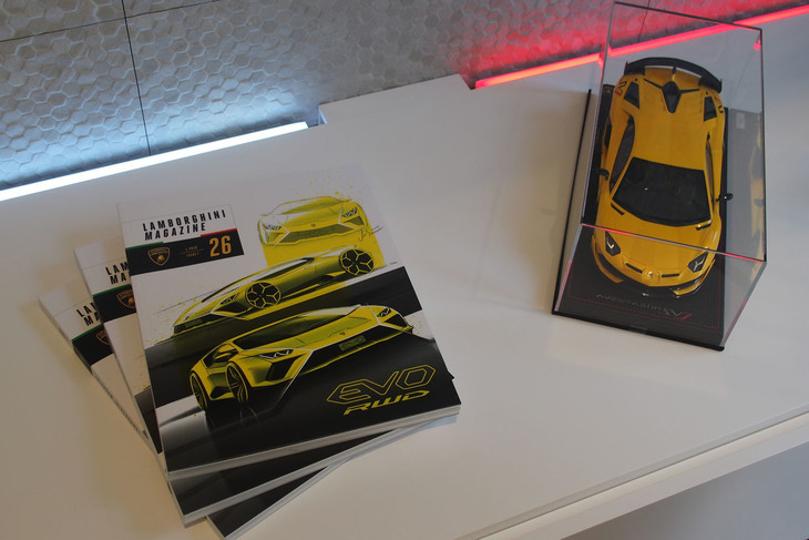 「THE LOUNGE TOKYO」のディスプレイ。