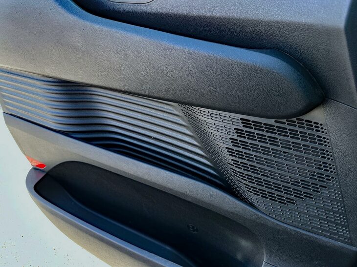 室内で未来感を感じさせる数少ない意匠のひとつ、ドアトリム。