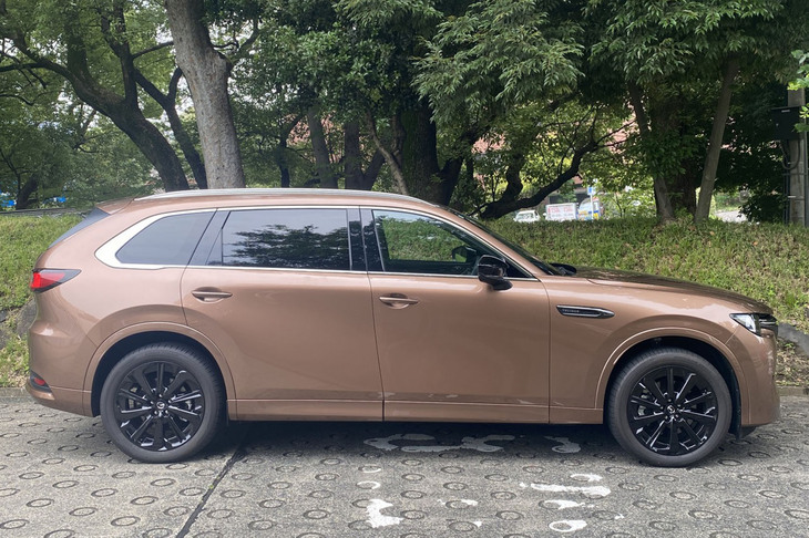 「CX-80 XDハイブリッド ドライブエディション ナッパレザーパッケージ」のボディーサイズは全長×全幅×全高＝4990×1890×1710mm、ホイールベースは3120mm。ウエストラインが高めなので、ものすごくデカいクルマを転がしてる感覚になる。