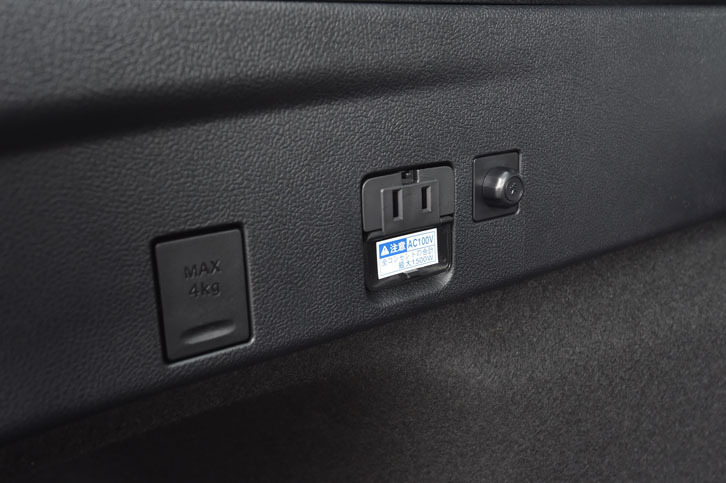 荷室の左側面には、外部給電できるアクセサリーコンセントが備わる。エンジンをかけずに給電できる時間は、1500Wで3時間。エンジンを使う「HV給電モード」を選ぶと2日間ほどの給電が可能となる。