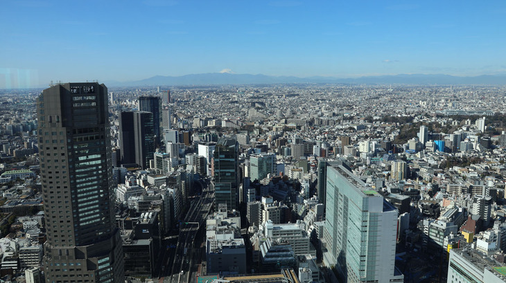 SDV時代の先端技術開発拠点を目指す、スバルラボ（WeWork渋谷スクランブルスクエア内）からの眺め。次世代車のソフトウエア開発は、AIエンジニア（高所恐怖症の人を除く？）がワクワクするであろう、こんな“絶景オフィス”で行われている。