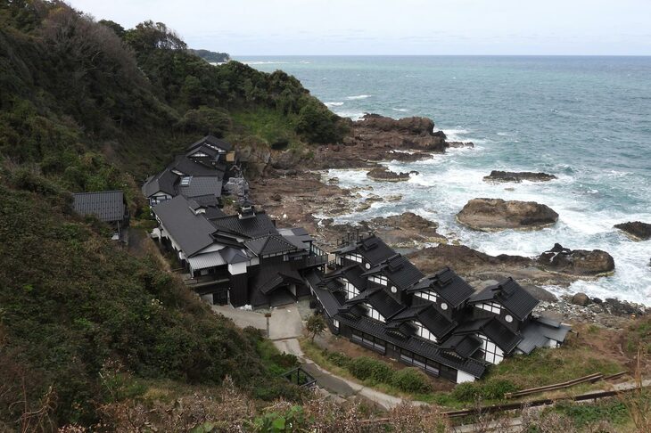 岸下の「よしが浦温泉 ランプの宿」は震災により休業中。復興の暁には、ぜひ泊まりに再訪します。