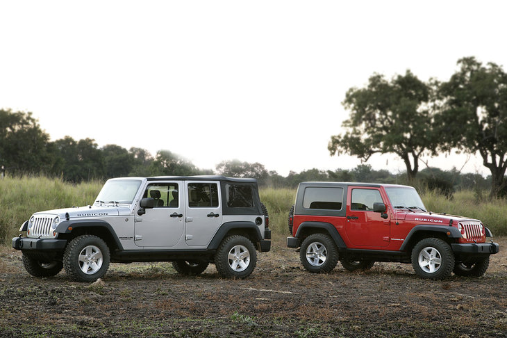 ともに2007年型「ジープ・ラングラー（JK）」。左が「ラングラー アンリミテッド ルビコン」で、右が「ラングラー ルビコン」。
