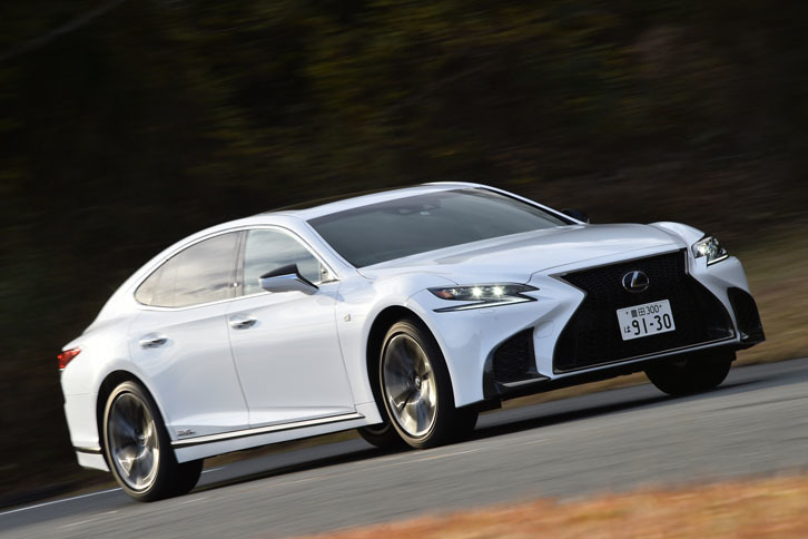 「大人のスポーツセダンを追求した」というスポーティーグレード“Fスポーツ”。専用のグリルやバンパーが装着される。