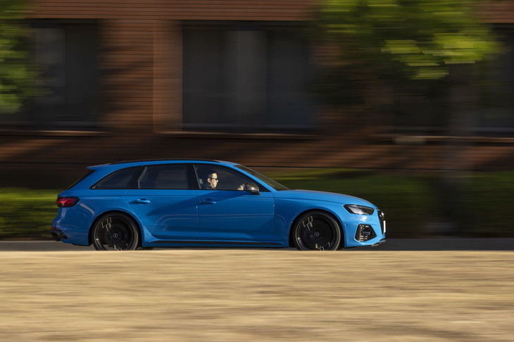 「RS 4アバント」には、歩行者検知機能付き自動緊急ブレーキやアクティブレーンアシスト、サイドアシスト、渋滞追従支援機能付きアダプティブクルーズコントロールなど、最新のADASが標準装備されている。