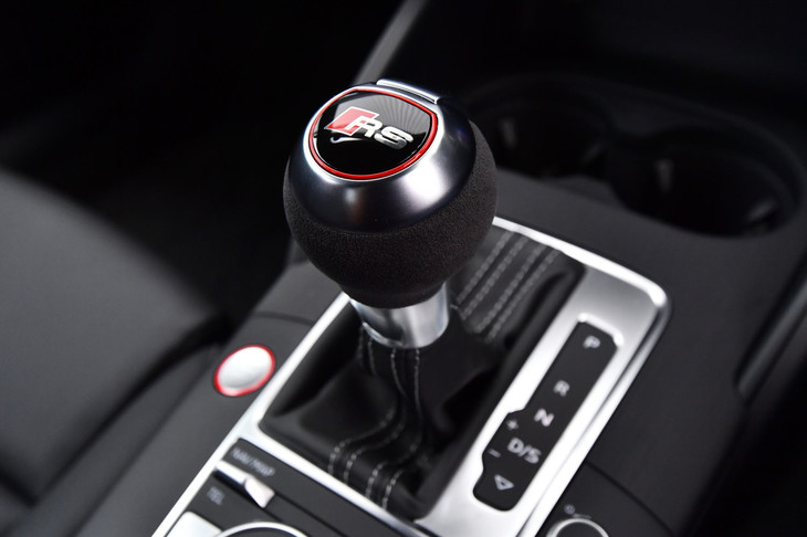 トランスミッションは、デュアルクラッチ式の7段ATのみ。ステアリングホイールには変速用のシフトパドルも備わる。写真は「RS」ロゴ入りのシフトノブ。