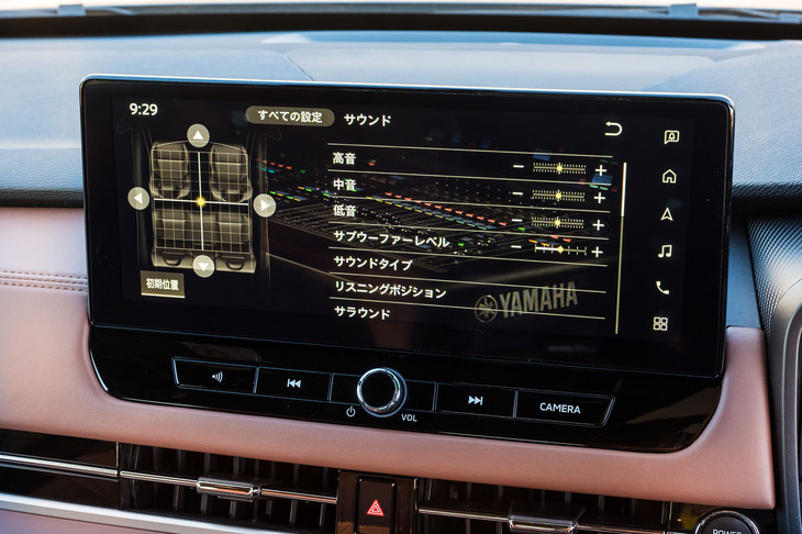 「ダイナミックサウンドヤマハアルティメット」は12個のスピーカーと2つのパワーアンプを搭載。サービスホールにカバーを付けるなど、ヤマハのオーディオ採用に合わせてドアパネルの内部設計をやり直している。実際にこれまでとはまるで違う解像度のサウンドが楽しめる。