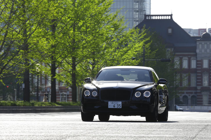 「W12 S」は、足まわりとスタビリティーコントロールにも専用チューニングが施され、コーナリング性能が高められている。