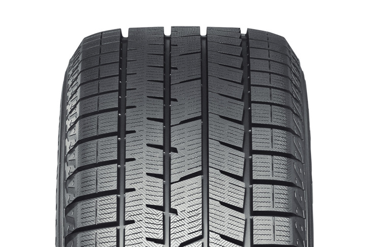 横浜ゴムが「HAICoLab（ハイコラボ）」と呼ぶAI活用フレームワークの技術とシミュレーション技術を用いて開発されたトレッドデザインを採用。従来品に対しては氷上制動性能が14％、氷上旋回性能が13％と大幅にパフォーマンスが向上している。