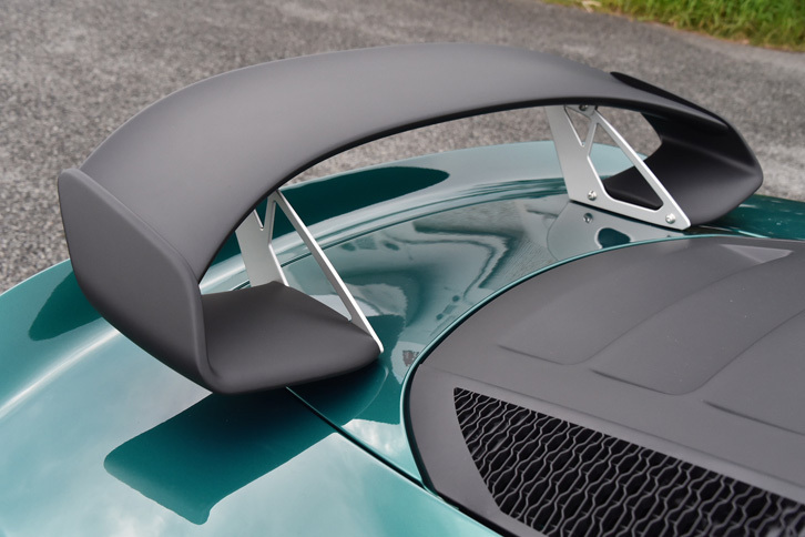 フロントリップスポイラーやリアディフューザー、リアウイングなどの空力パーツは「クーペ」のみの装備で、「ロードスター」には装着されない。