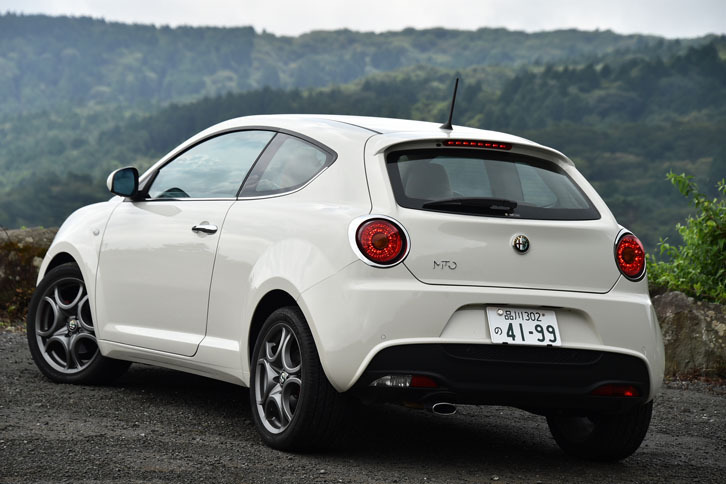 ボディーカラーは「ビアンコスピノ ホワイト」。その他、「アルファレッド」「ブラック」「トルネード ブルー」の全4色が用意される。