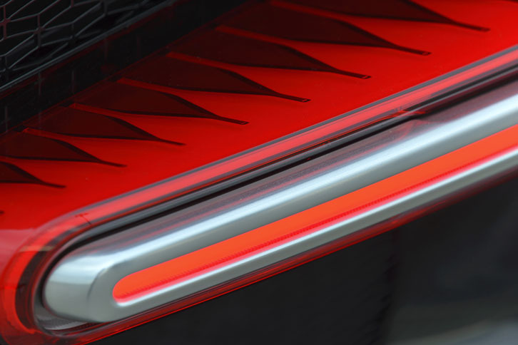 LEDのリアコンビランプの上面には、このような凝ったパターンが刻まれている。