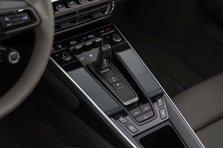 従来、シフトセレクターを囲むようにレイアウトされていたスイッチ類はタッチスクリーンなどに統合され、すっきりとしたデザインに。