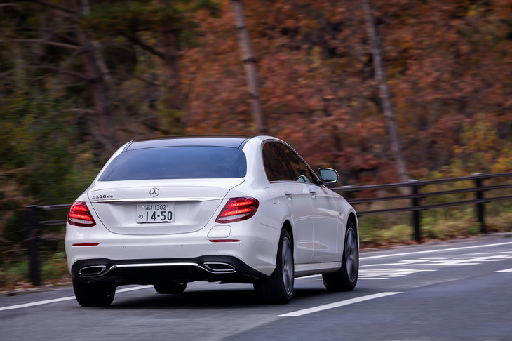 「E350deアバンギャルド スポーツ」には、高速道路走行時にウインカーの作動によって自動で車線変更を行う「アクティブレーンチェンジングアシスト」を含む安全運転支援システム「レーダーセーフティーパッケージ」が標準装備される。