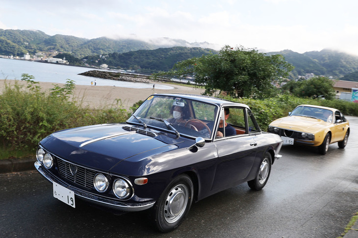 「ランチア・ブルー」と呼ばれる濃紺に塗られた1969年「ランチア・フルヴィア クーペ ラリー1.3」。後ろは「アルファ・ロメオ・ジュニア ザガート」。