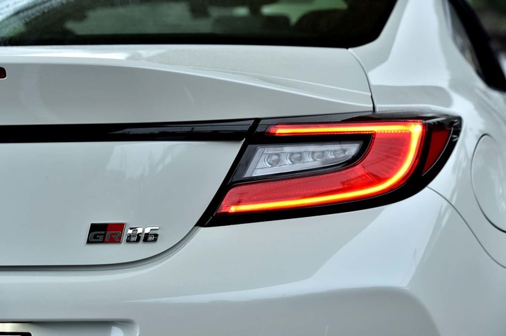 【トヨタGR86 RZのスペック】
	ボディーサイズ：全長×全幅×全高＝4265×1775×1310mm／ホイールベース：2575mm／車重：1270kg／駆動方式：FR／エンジン：2.4リッター水平対向4 DOHC 16バルブ／トランスミッション：6段MT／最高出力：235PS（173kW）/7000rpm／最大トルク：250N・m（25.5kgf・m）/3700rpm／タイヤ：（前）215/40R18 85Y／（後）215/40R18 85Y（ミシュラン・パイロットスポーツ4）／燃費：11.9km/リッター（WLTCモード）／価格：334万9000円
	
	【取材時の燃費データ】
	テスト距離：256.5km（市街地1：高速道路7：山岳路2）／使用燃料：27.0リッター（ハイオクガソリン）／参考燃費：9.5m/リッター（満タン法）／10.2km/リッター（車載燃費計計測値）