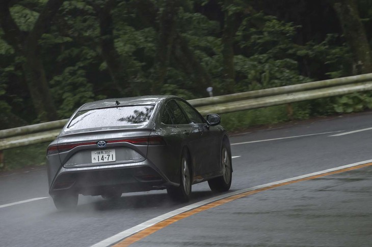 【トヨタ・ミライG“Aパッケージ”のスペック】
	ボディーサイズ：全長×全幅×全高＝4975×1885×1470mm／ホイールベース：2920mm／車重：1920kg／駆動方式：RWD／モーター：交流同期電動機／最高出力：182PS（134kW）/6940rpm／最大トルク：300N・m（30.6kgf・m）/0-3267rpm／タイヤ：（前）235/55R19 101V／（後）235/55R19 101V（ダンロップSPスポーツマックス050）／燃費：135.0km/kg（WLTCモード）／価格：735万円
	
	【取材時の燃費データ】
	テスト距離：284.5km（市街地1：高速道路7：山岳路2）／使用燃料：3.7kg（圧縮水素）／参考燃費：76.9km/kg（満タン法）／80.0km/kg（車載燃費計計測値）