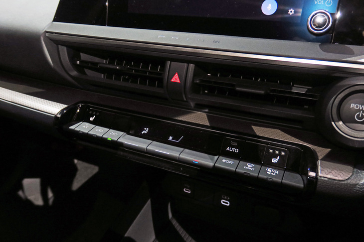 トヨタ・プリウス2.0L HEVプロトタイプ（空調コントロールパネル）