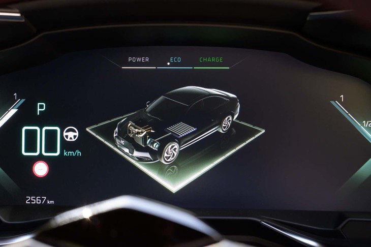 エネルギーフローを表示したところ。情報の重要度を考えると、デジタル表示の速度計などと比べて大きすぎるのではないだろうか。