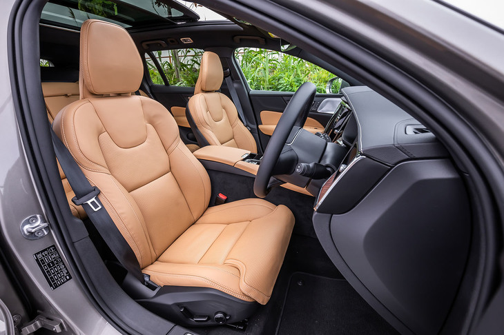 「インスクリプション」グレードに標準装備されるファインナッパレザー仕立ての前席には、リラクゼーション（マッサージ）機能とベンチレーション機能が備わっている。外装色が「ぺブルグレーメタリック」の場合のみ、表皮が写真の「アンバー」色となる。