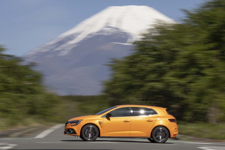 今回の試乗車は、「メガーヌR.S.」のなかでも街乗りやロングドライブに配慮した仕立てとされるベーシックモデル。ほかに、サーキット走行も視野に入れた「メガーヌR.S.トロフィー」がラインナップされている。